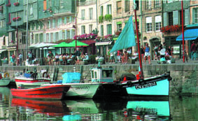 The plot is 2 minutes walk from the harbour.