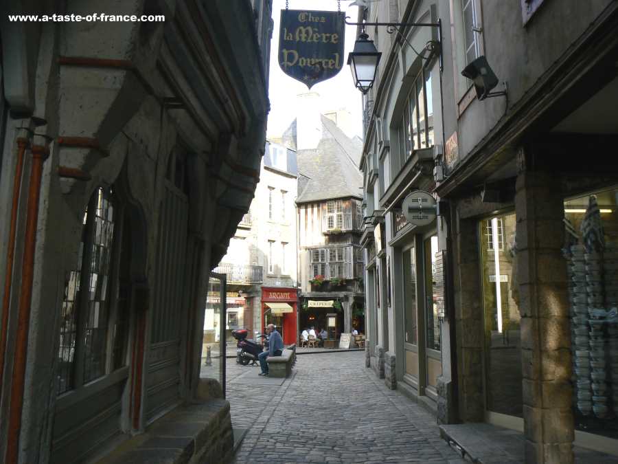  Dinan 