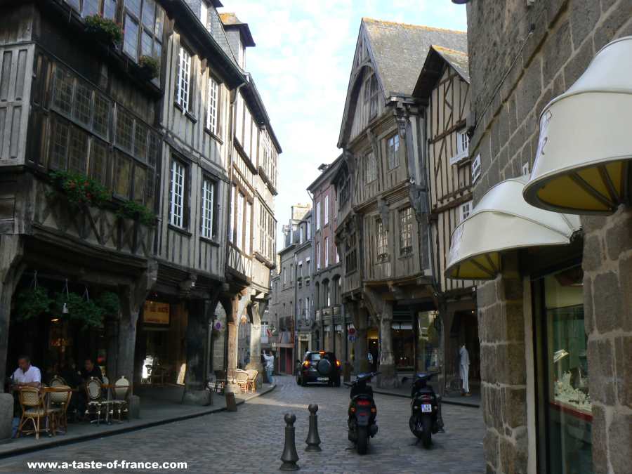  Dinan 