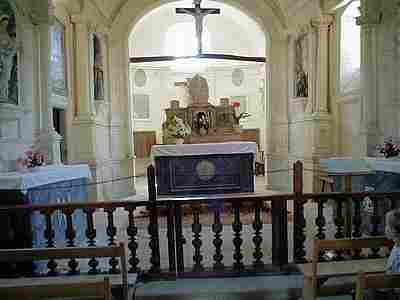 troglodyiques village Rochemenier church