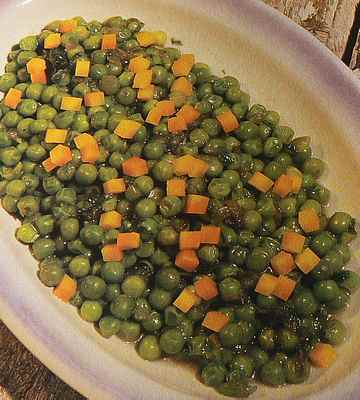 fresh peas with onions and carrots picture