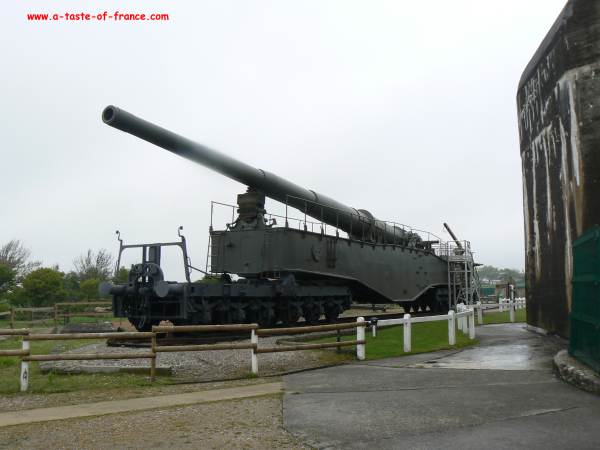Railway gun at the battery todt picture 