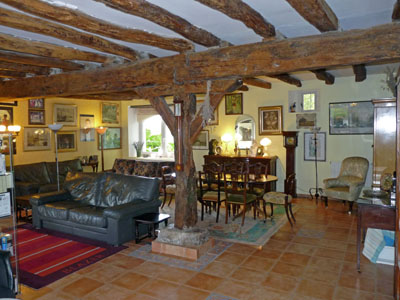 Stunning Beamed Grand Lounge