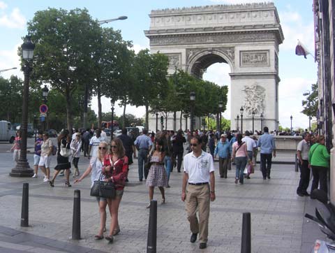 the Arc de Triumph crowd picture