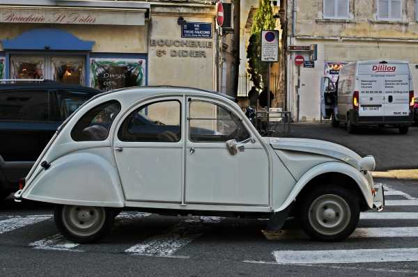 photo of the day in France 2 cv car 