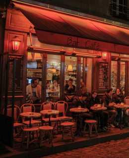 montmartre cafe picture